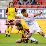 Dylan Bronn (SFC), gauche, lutte pour le ballon avec Rilind Nivokazi (SIO), droite, lors de la rencontre de football de Super League entre FC Sion et Servette FC le mercredi 17 septembre 2025 au stade de Tourbillon a Sion. (KEYSTONE/Jean-Christophe Bott)